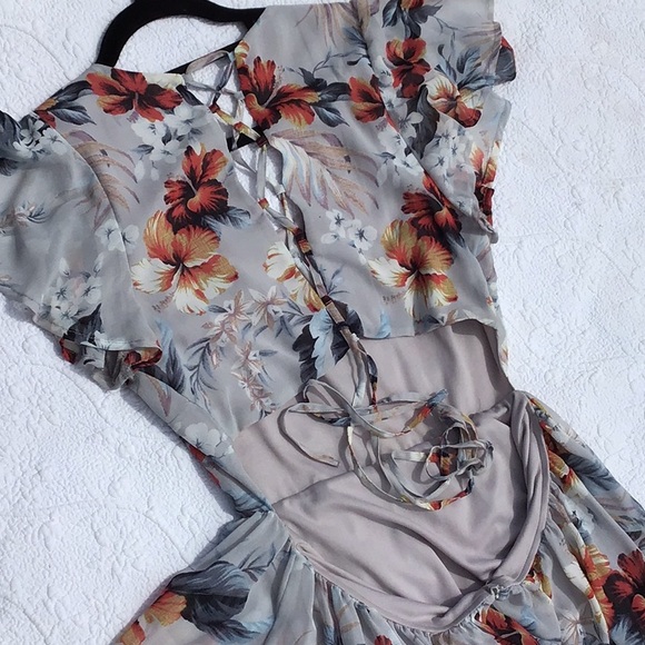 LuLu’s Soft Grey Floral with XCross Tie Back and Cut Out Lower Back L - Picture 6 of 8